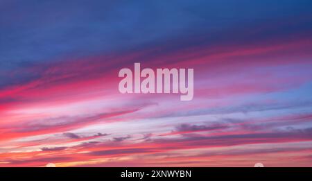 Nuvole rosse accese alla luce serale al tramonto, al tramonto, al panorama, alla carta da parati, al cielo Foto Stock