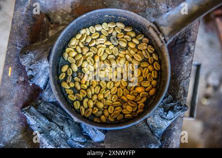 Torrefazione di chicchi di caffè, Keren, Eritrea, Africa Copyright: MichaelxRunkel 1184-12019 Foto Stock