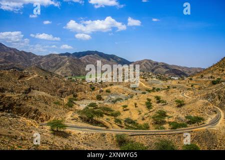 Binario ferroviario che serpeggia tra le montagne lungo la strada da Massawa ad Asmara, Eritrea, Africa Copyright: MichaelxRunkel 1184-12035 Foto Stock
