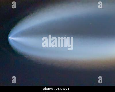 Lancio del razzo SpaceX Starlink Falcon 9 visto dal National Geographic Venture nel Mare di Cortez, Messico, Nord America Foto Stock