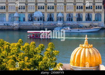 Barca turistica sul lago Pichola con sullo sfondo il Palazzo della città, Udaipur, Rajasthan, India, Asia meridionale, Asia Foto Stock