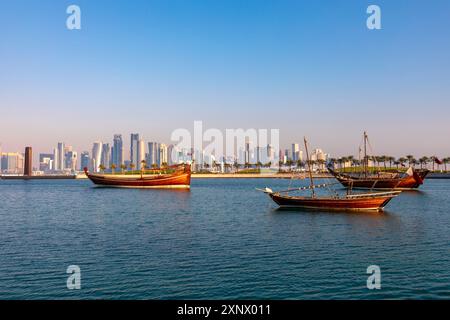 Skyline di Doha e dhow tradizionale, Doha, Qatar, Medio Oriente Foto Stock