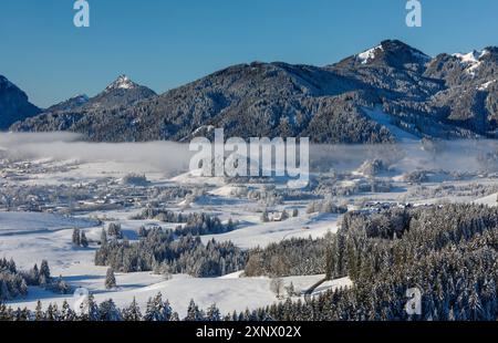 Vista dalle rovine del castello di Eisenberg ai monti Tannheim, Pfronten, Allgau, Svevia, Baviera, Germania, Europa Foto Stock