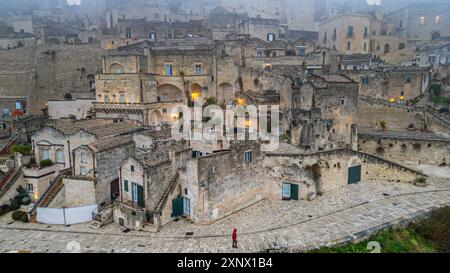 Aerea dei Sassi di Matera nella nebbia, patrimonio dell'umanità dell'UNESCO, Basilicata, Italia, Europa Foto Stock