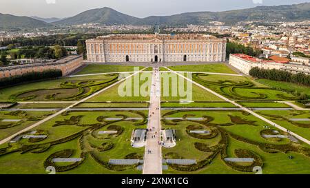 Aerea della Reggia di Caserta, sito patrimonio dell'umanità dell'UNESCO, Campania, Italia, Europa Foto Stock