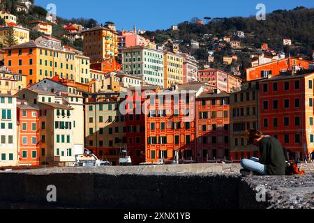 Camogli, villaggio di pescatori e località turistica situato sul lato occidentale della penisola di Portofino, Camogli, Liguria, Italia, Europa Foto Stock