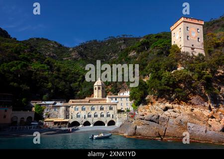 Abbazia di San Fruttuoso, un edificio religioso romanico situato in una baia appartata sulla Riviera Ligure vicino a Genova, tra Camogli e Portofino, Italia Foto Stock