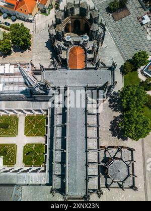 Vista aerea del Monastero dei Domenicani di Batalha, costruito per commemorare la vittoria portoghese sui castigliani nella battaglia di Aljubarrota nel 1385, UNESCO, Batalha, Centro, Portogallo Foto Stock