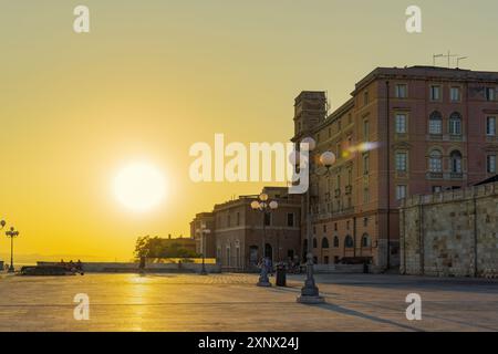 Tramonto, terrazza e lungomare del Bastione di Saint Remy, Cagliari, Sardegna, Italia, Mediterraneo, Europa Foto Stock