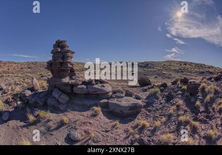 Una guglia rocciosa scolpita dal vento su Crystal Mesa a ovest di Hamilili Point nel Petrified Forest National Park, Arizona, Stati Uniti d'America Foto Stock