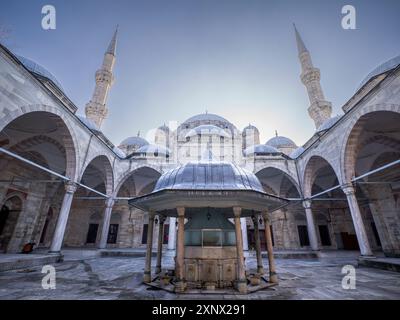 Chiostro interno della Moschea di Shehzade (Sehzade) Camii, Istanbul, Turchia, Europa Foto Stock