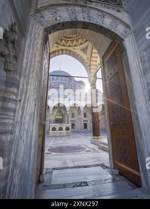 Porta principale della Moschea Suleymaniye Camii, sito patrimonio dell'umanità dell'UNESCO, Istanbul, Turchia, Europa Foto Stock