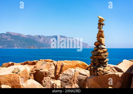 Torri rocciose con paesaggio costiero della Sardegna sullo sfondo, Sardegna, Italia, Mediterraneo, Europa Foto Stock