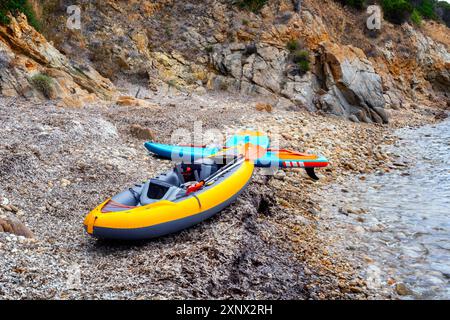 Kayak e pagaie su una spiaggia rocciosa, Sardegna, Italia, Mediterraneo, Europa Foto Stock