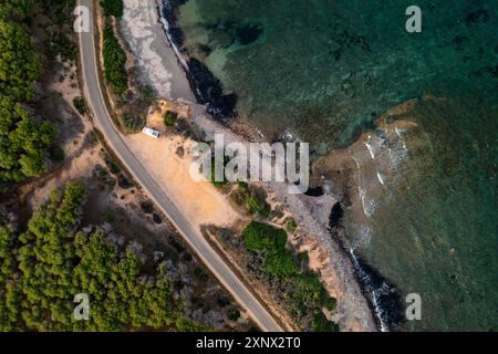 Vista aerea del drone sopra la vista del camper con pannelli solari sulla costa sarda, Sardegna, Italia, Mediterraneo, Europa Foto Stock