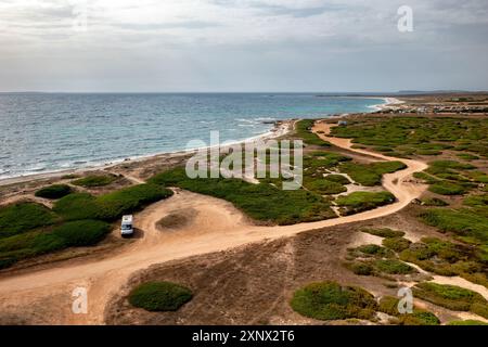 Camper con pannelli solari sul tetto parcheggiato nella spiaggia di su Bardoni, Sardegna, Italia, Mediterraneo, Europa Foto Stock