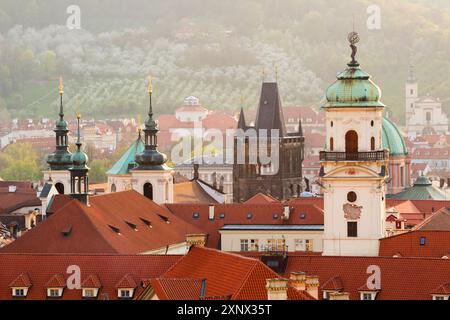 Torre del Ponte della città Vecchia e altre guglie contro il Colle Petrin, la città Vecchia, sito patrimonio dell'umanità dell'UNESCO, Praga, Repubblica Ceca (Cechia), Europa Foto Stock