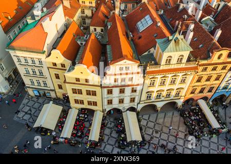 Vista elevata delle case dal Municipio della città Vecchia in Piazza della città Vecchia, sito patrimonio dell'umanità dell'UNESCO, Praga, Repubblica Ceca (Cechia), Europa Foto Stock