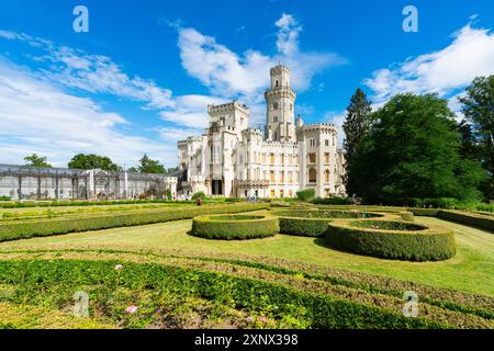 Facciata del Castello di Stato di Hluboka e del parco, Hluboka nad Vltavou, regione della Boemia meridionale, Repubblica Ceca (Cechia), Europa Foto Stock