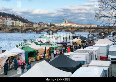 Mercato agricolo sul lungofiume Moldava vicino a Palackeho namesti e Castello di Praga sullo sfondo, Praga, Repubblica Ceca (Cechia), Europa Foto Stock