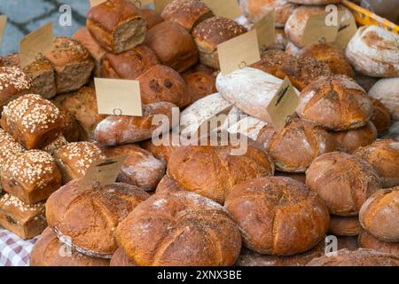 Diversi tipi di pane fresco in mostra al mercato agricolo sul lungofiume Moldava vicino a Palackeho namesti, Praga, Repubblica Ceca (Cechia), Europa Foto Stock