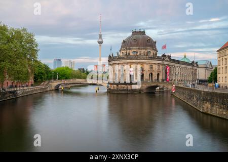 Museo Bode e torre della televisione, Isola dei Musei, sito patrimonio dell'umanità dell'UNESCO, Berlino, Germania, Europa Foto Stock