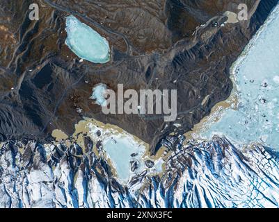 Vista aerea da droni di particolari trame di ghiaccio formatesi nel ghiacciaio Svinafellsjokull a seguito del riscaldamento globale, Islanda, regioni polari Foto Stock