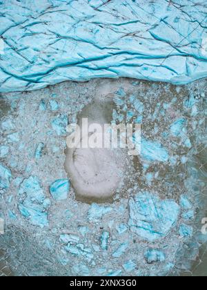 Vista aerea dei droni di particolari trame di ghiaccio formatesi nel ghiacciaio Hoffelsjokull a seguito del riscaldamento globale, Islanda, regioni polari Foto Stock