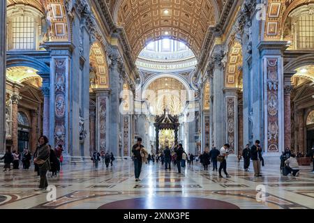 Dettaglio architettonico della navata centrale della Basilica di San Pietro nella città del Vaticano, l'enclave papale a Roma, UNESCO, Roma, Lazio, Italia Foto Stock