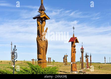 Sculture di angeli in legno di quercia sulla Collina degli Angeli, vicino a Trakai, Lituania, Europa Foto Stock