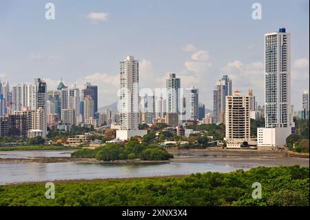 Il nuovo skyline della città visto da Panama Viejo, Panama City, Repubblica di Panama, America centrale Foto Stock