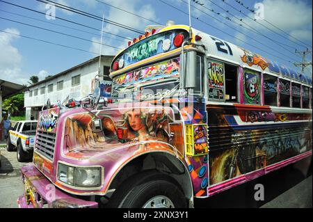 Autobus Diablo Rojo (Red Devil) a Panama, Colon, Repubblica di Panama, America centrale Foto Stock