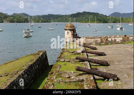 Batteria e rovine del forte di Portobelo, patrimonio dell'umanità dell'UNESCO, provincia del Colon, Repubblica di Panama, America centrale Foto Stock