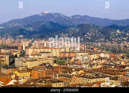 Vista verso est con la Basilica di Superga sullo sfondo, Torino, Piemonte, Italia, Europa Foto Stock