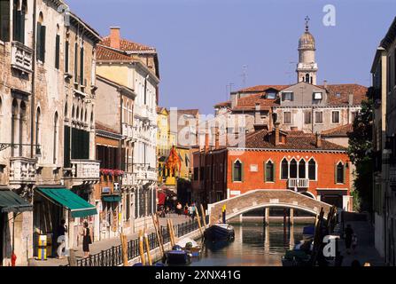 Minotto Quay accanto al canale Rio del Malcanton, quartiere di Santa Croce, Venezia, Patrimonio dell'Umanità dell'UNESCO, regione Veneto, Italia, Europa Foto Stock