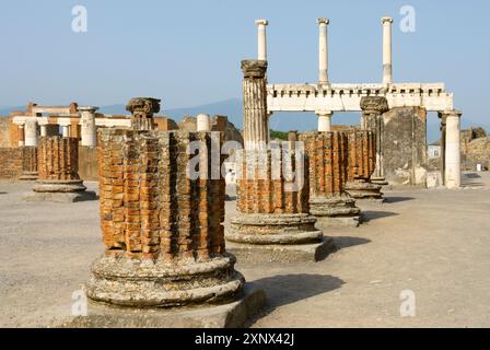 Colonne che circondano il foro, sito archeologico di Pompei, sito patrimonio dell'umanità dell'UNESCO, provincia di Napoli, Campania, Italia, Europa Foto Stock