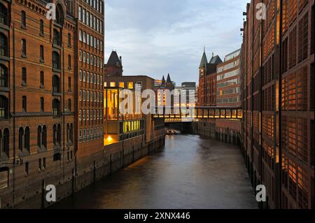 Canale Brooksfleet nello Speicherstadt (città dei magazzini), distretto di HafenCity, Amburgo, Germania, Europa Foto Stock