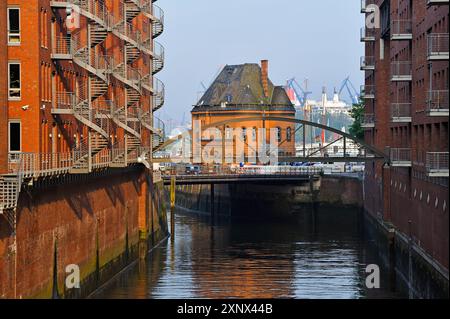 Stazione di polizia (Hafenpolizeiwache) all'ingresso del canale Kehrwiederfleet nello Speicherstadt (città dei magazzini), distretto di HafenCity Foto Stock