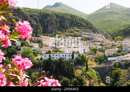 Dhermi, villaggio della costa ionica appoggiato ai monti Cerauniani, Albania, Europa Foto Stock