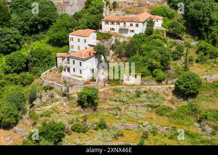 Dhermi, villaggio della costa ionica appoggiato ai monti Cerauniani, Albania, Europa Foto Stock