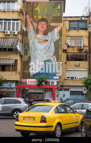 Cabina gialla e pittura murale, Tirana, Albania, Europa Foto Stock