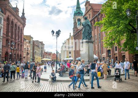 Gente per le strade della città vecchia di Torun, Polonia, Europa Foto Stock