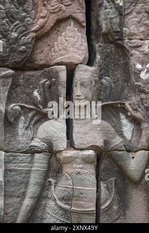 Dettaglio della facciata scolpita in uno dei templi del complesso Angkor Wat, sito patrimonio dell'umanità dell'UNESCO, Cambogia, Indocina, Sud-est asiatico, Asia Foto Stock