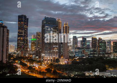 Vista serale dello skyline di Giacarta Sud, Giava, Indonesia, Sud-est asiatico, Asia Foto Stock