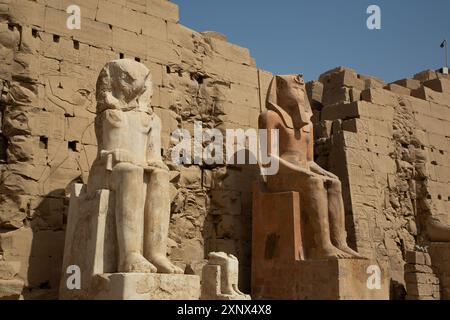 Faraoni seduti, pilone 8, complesso del tempio di Karnak, sito patrimonio dell'umanità dell'UNESCO, Luxor, Egitto, Nord Africa, Africa Foto Stock