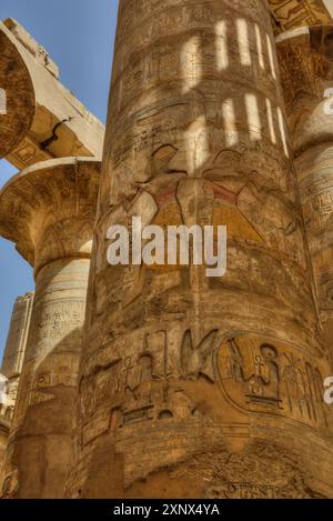 Colonne del grande Papiro, Ipostilo, complesso del tempio di Karnak, sito patrimonio dell'umanità dell'UNESCO, Luxor, Egitto, Nord Africa, Africa Foto Stock