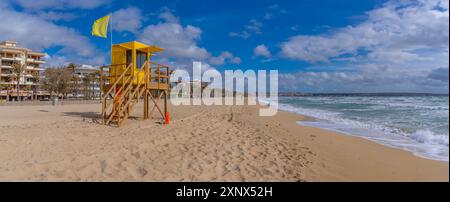 Vista della torre di guardia bagnina a Playa de Palma, S'Arenal, Palma, Maiorca, Isole Baleari, Spagna, Mediterraneo, Europa Foto Stock