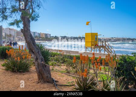 Vista della torre di guardia bagnina a Playa de Palma e S'Arenal, S'Arenal, Palma, Maiorca, Isole Baleari, Spagna, Mediterraneo, Europa Foto Stock