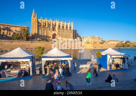 Vista della Cattedrale-Basilica di Santa Maria de Mallorca e bancarelle di artigianato a Passeig Maritime, Palma de Mallorca, Maiorca, Isole Baleari, Spagna Foto Stock