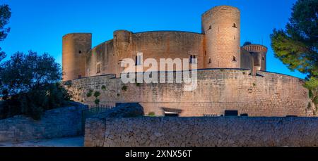 Vista di Castell de Bellver al crepuscolo, Palma, Maiorca, Isole Baleari, Spagna, Mediterraneo, Europa Foto Stock